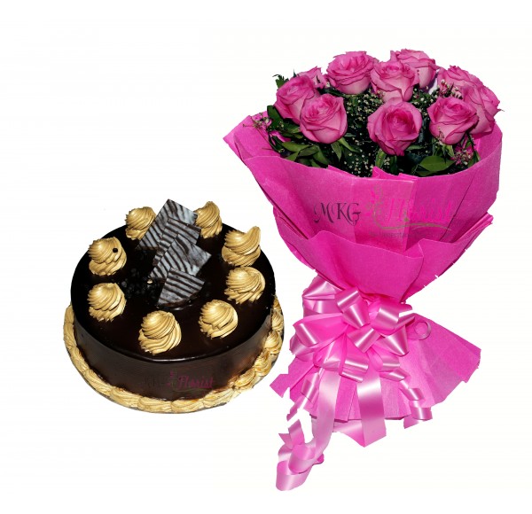 Chocolate Cake With pink Roses 